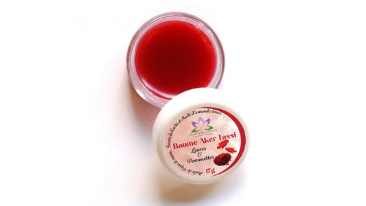 Baume à lèvres Aker Fassi 17g dans un emballage élégant, couleur rouge terre naturelle, texture riche et hydratante.