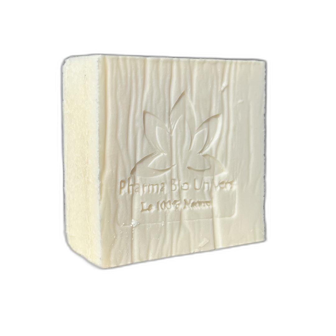 Savon artisanal naturel au lait de chèvre, hydratant et doux pour la peau, 150g, couleur crème, emballé dans du papier kraft écologique, texture visible et lisse