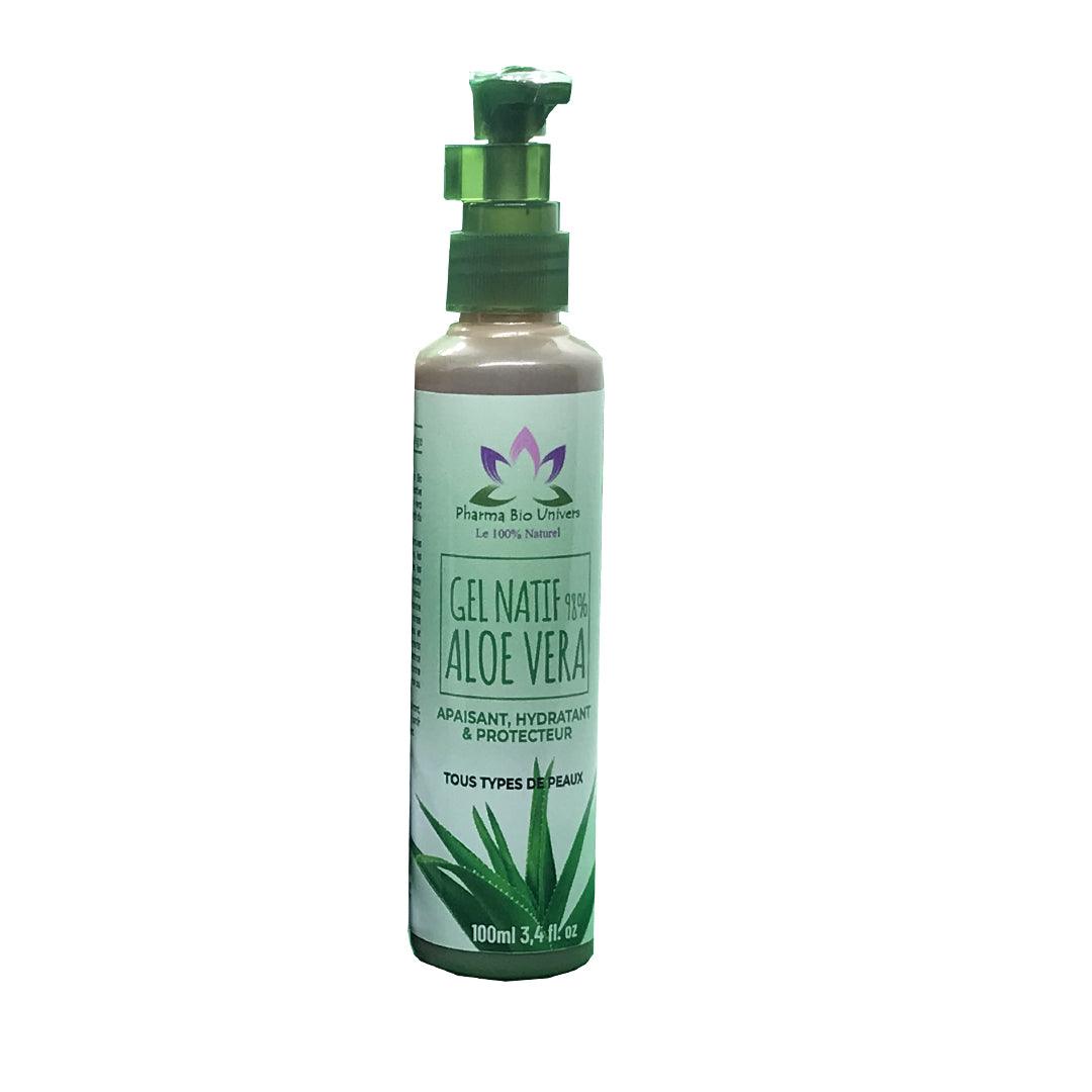 Flacon de gel à l'Aloe Vera 98%, de couleur verte claire et transparente, soulignant sa pureté naturelle. À côté, des feuilles d'Aloe Vera fraîches évoquent les bienfaits hydratants et apaisants du produit. L'étiquette met en avant les avantages pour la peau